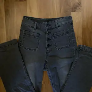 Gråa jeans från HM. Aldrig använda, säljes pga fel storlek. Storlek 32.
