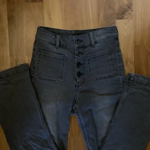 Gråa jeans - Gråa jeans från HM. Aldrig använda, säljes pga fel storlek. Storlek 32.