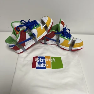 Nike SB Dunk Low Sandy Bodecker - Ett par helt nya Nike SB Dunk Low Sandy Bodecker. Kommer med original låda och kvitto! Special edition t-shirt från StreetLab finns också i storlek S. Skickas spårbart och dubbelboxat med PostNord