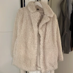 Vit teddyjacka - Vit helt oanvänd Teddy jacka från . Storlek S, inga defekter🤍