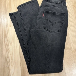 Levis Jeans - Säljer mina Levis jeans. Bra skick. Köpt på kidsbranstore. 