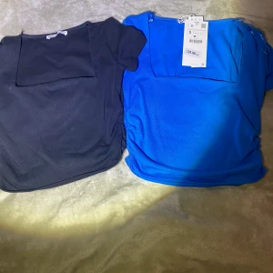 Söt topp - 2 Jätte söta toppar i färgerna svart och blå, den blå är aldrig använd och den svarta är använd 1 gång! Säljer 1 för 90 och båda för 155❤️ Sista bilden är lånad men den ser precis ut så på! Säljer den då dom inte kommer till användning! 💕 Frakt tillkommer! ⚠️DEN BLÅ ÄR SÅLD⚠️