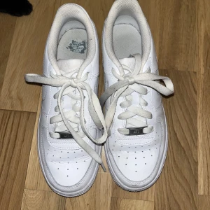 Nike air force 1 - Köpta för någon månad sen men har inte haft så mycket användning för dom så bara haft ute någon gång. Lite smuts på de men det går bort väldigt lätt😊💓köpta på barnavdelningen i strl 36,5 men passar mig perfekt som har 36