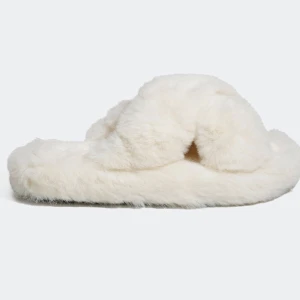 fluffiga tofflor - används ej, köpa på glitter för 250kr. superfluffiga och jättesköna! storlek 38/39 🤍aldrig använda!!  