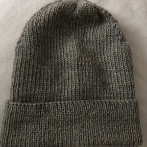 Mössa - En grå och varm egenstickad mössa i 75% ull. Nyskick🥰Skriv gärna privat för fler bilder. Frakt 30kr.