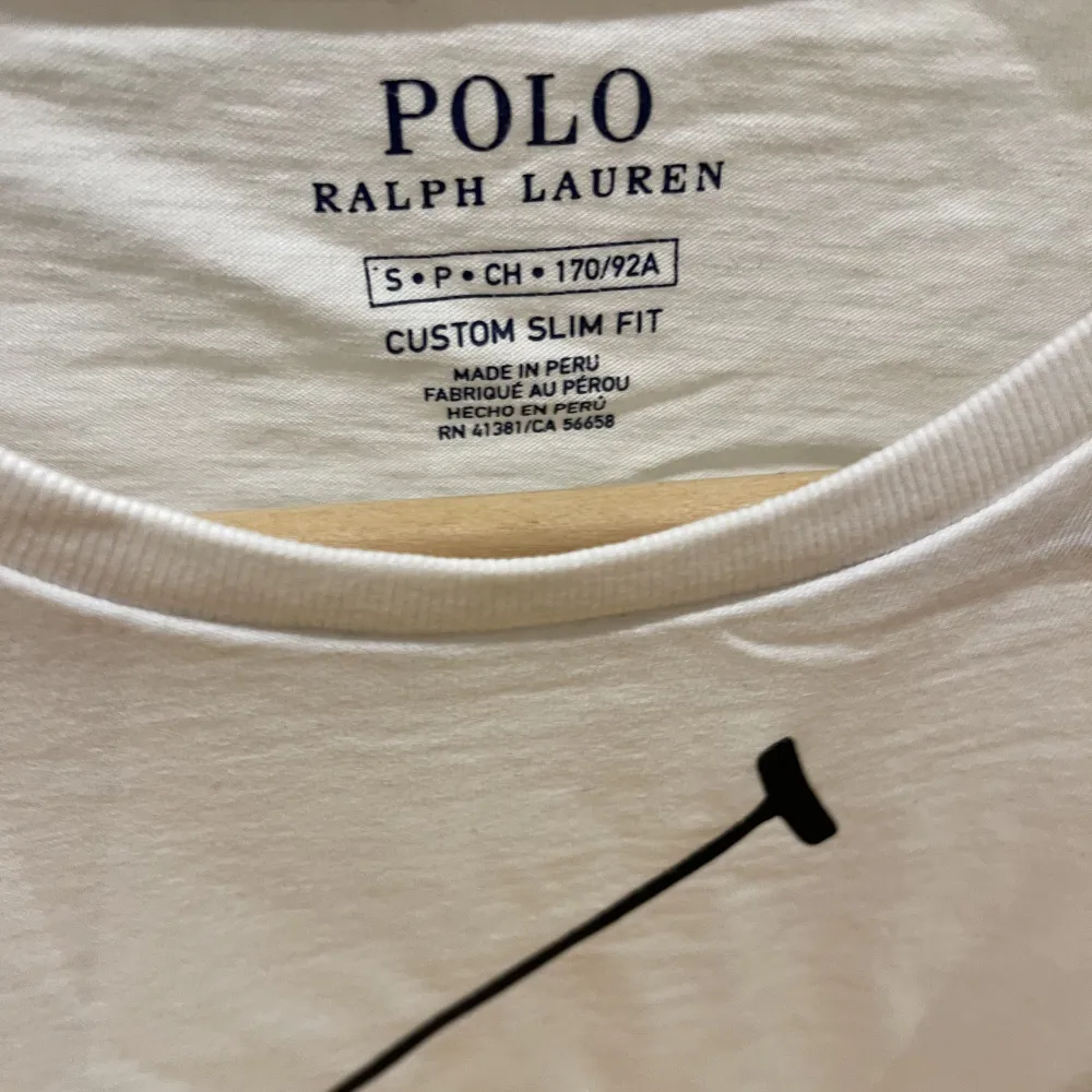 Vit Ralph Lauren t-shirt i storlek S. Nypris ca. 799kr.. T-shirts.