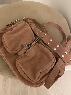 Gina Tricot väska  - Fin axelremsväska från Gina. I väldigt bra skick. Inga skador på väskan. Köpt för ganska länge sen men osäker exakta datumet.  Skriv till mig för fler bilder eller frågor 💕 74kr + spårbar frakt