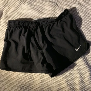 Träningsshorts Nike - Sköna, snygga träningsshorts från nike i strl M.