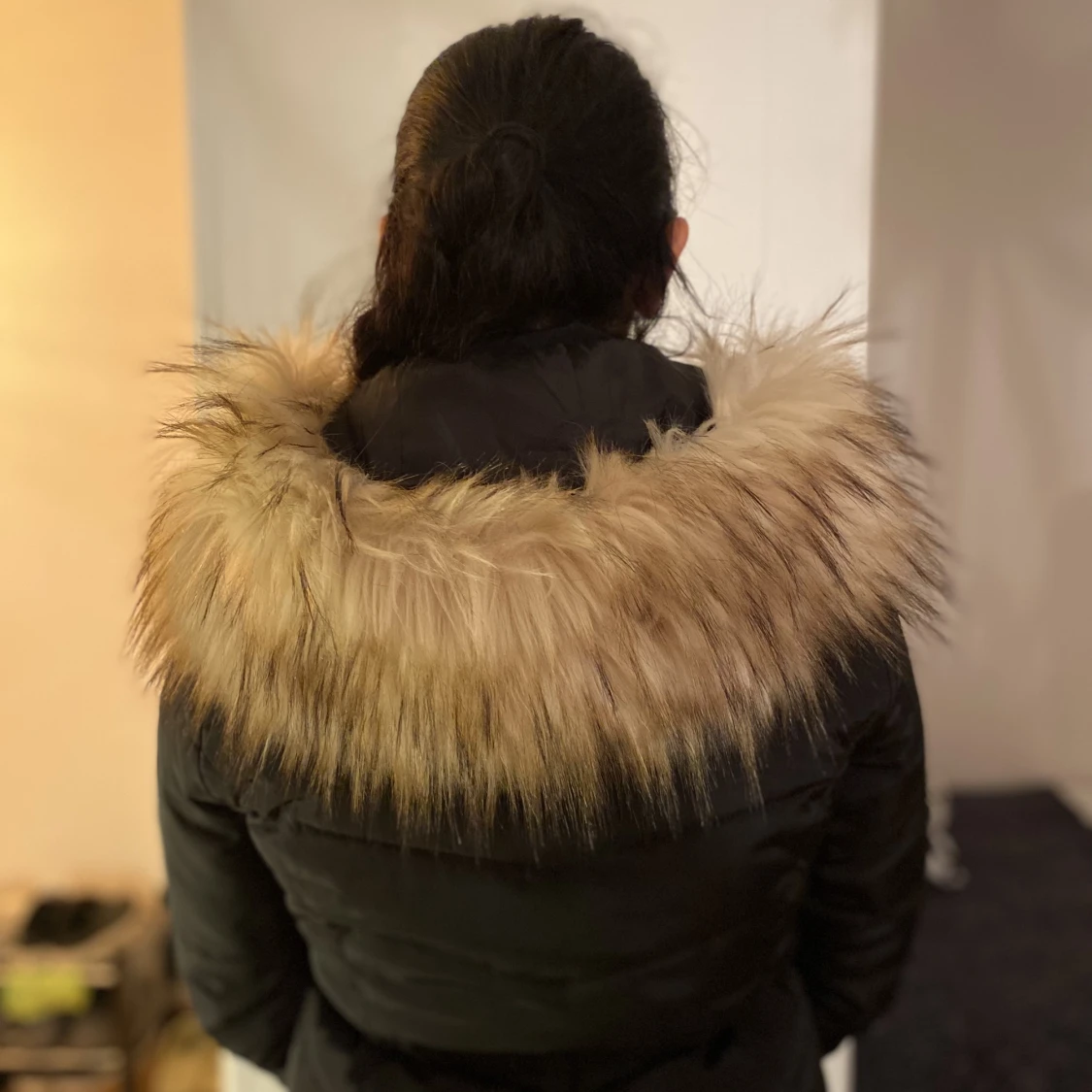 Svart jacka med päls  - 91