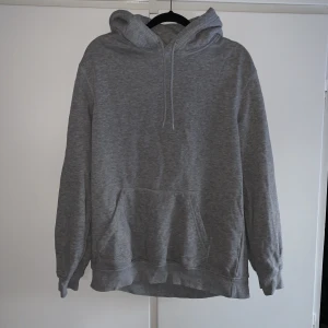 Grå hoodie  - Grå hoodie från H&M i storlek S från herravdelningen 