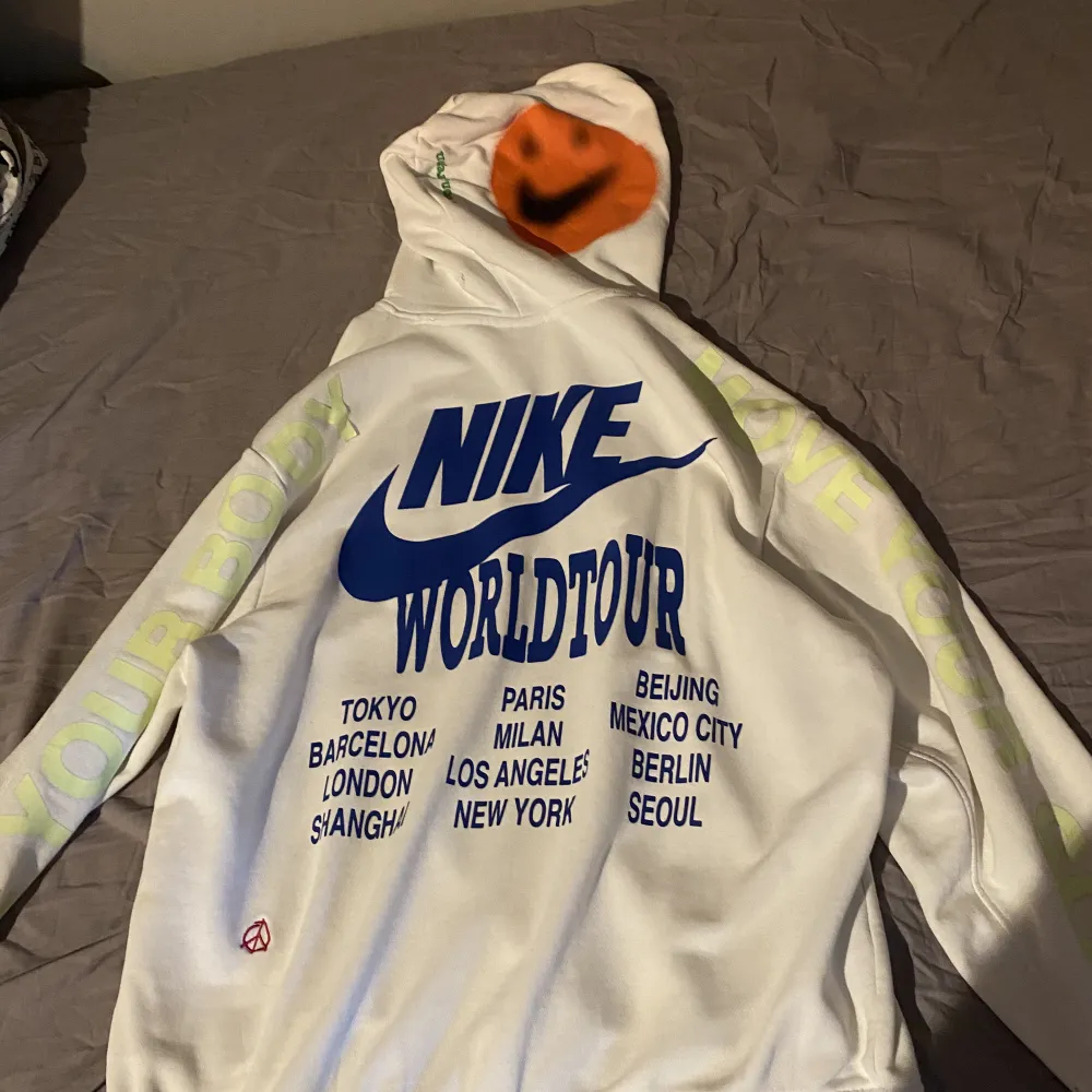 Säljer min vita Nike Hoodie Overzise i modellen Lite sliten på 1 bokstav(se bild 3) går säkert att limma själv. . Hoodies.