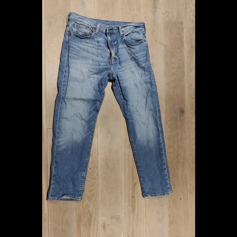 Använda Levi's 502 i ljusblå tvätt. 502 är inte lika raka som klassiska 501. . Jeans & Byxor.