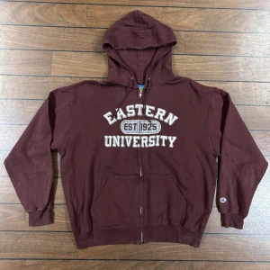 Vintage Champion Eastern University Hoodie - Snygg Vintage Hoodie i storlek L sitter mer som en M-L! från Champion! I en vinröd/brun färg!   Använd gärna Köp nu!