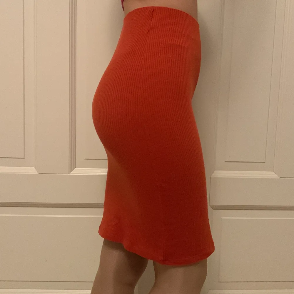 Orange kjol i storlek 158/164, men passar mig som har XS/S: jag är 165cm lång.  Knappar i brunt och beige.. Kjolar.