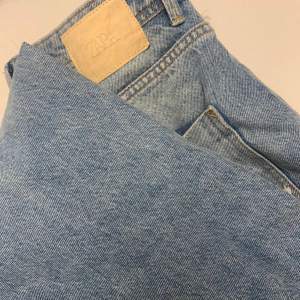Jeans från zara med hål i. Ser helt nya ut, storlek M