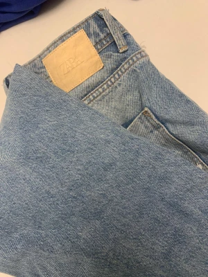 Jeans - Jeans från zara med hål i. Ser helt nya ut, storlek M