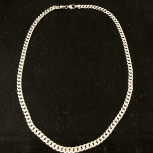Silverkedja  - Säljer en äkta silverkedja från Guldfynd. Längd 55 cm, bredd 5 mm.