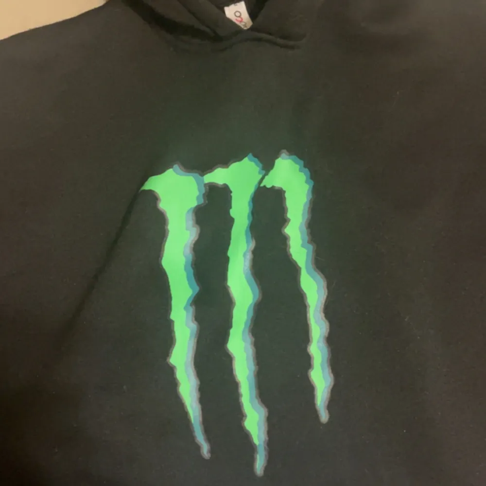 En Monster hoodie riktigt skönt och varm, ganska stor, storlek L. Hoodies.