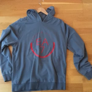 Ea7 hoddie - Ea7/Armani hoodie i bra skick
