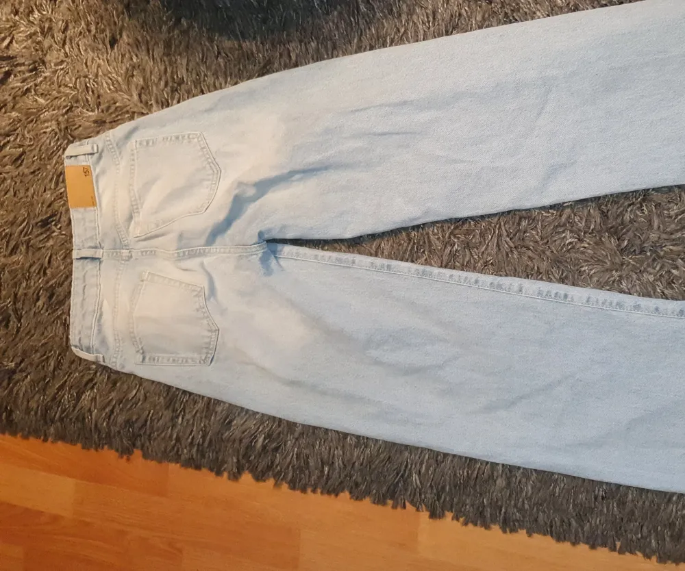 Ljusa, breda jeans från Lager 157. . Jeans & Byxor.