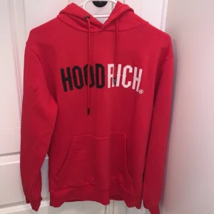 Hoodrich dress | Röd/svart/vit  - • Riktigt snygg och knappt använd Hoodrich dress • Tröjan har storlek S och byxorna storlek L. Men hela tracksuiten sitter som storlek S/M  • Går även att köpa plaggen separat om man vill det:) • Vid intresse hör av er, pris kan diskuteras