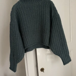 Stickad tröja - Stickad tröja med polo från H&M som inte längre kommer till användning hos mig men det kanske den gör hos någon annan. Den är i storlek s och i en jättefin grön/blå färg.