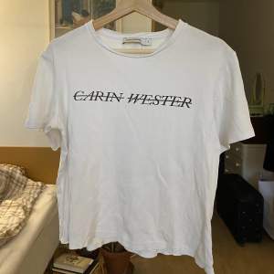 Skön T-shirt från Carin Wester, skick enligt bilder.