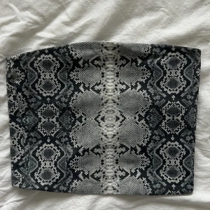 Crop top  - - snakeprint   - grå topp 