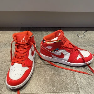 Jordan 1 mid barcelona - Jordan 1 mid barcelona strl 39. Inga slitage, bra skick. Används fåtal ggr. Köpta från restocks.