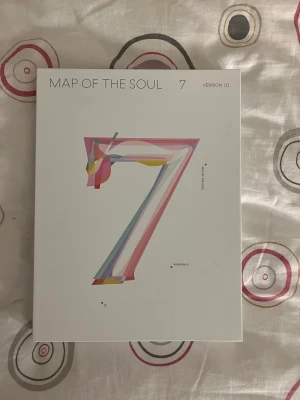 Bts album - Säljer mitt bts album map of the soul, photocard: Suga. Skriv privat för fler bilder och mer information.💗