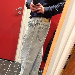 Polar jeans 93 Denim - De är riktigt slitna och därför tycker jag priset är okej. Jag är 178 o de passar med ett bälte. Väldigt stora jeans så ha det i åtanke då det är skate jeans. 