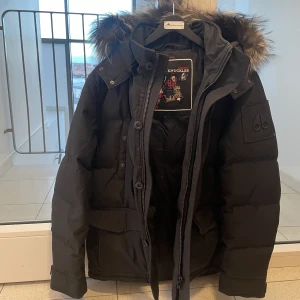 Moose Knuckles jacka - Jackan är köpt för 15.000kr men säljes för 7.000kr pga att kvittot är slängt. Nästintill oanvänd, fint skick och pälsen är detsamma! Fler bilder finns och pris kan diskuteras vid snabb affär  