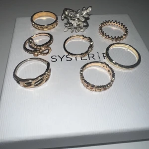 Säljer till ett rimligt pris - Ringar 10kr st och smink behållare för 30kr st  Innan det skickas i väg så gör jag självklart rent dem innan. 