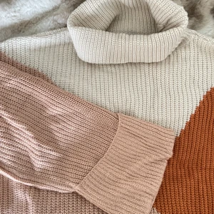 Stickad tröja  - Skön stickad tröja inte för tjock eller tunn. Aldrig använd så gott skick