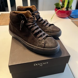Doucal’s Brown Sneaker - Tjena!  Säljer ett par riktigt schyssta sneakers från Doucal’s.  Näst intill nya.   Ord.pris 3499:-