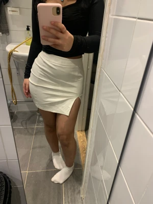 Skinn kjol  - Super fin men är ganska tajt på mig .