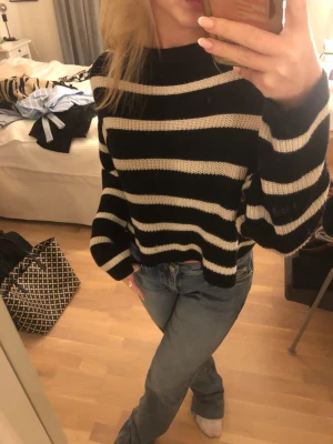 Stickad tröja - Randig lite kroppad tröja. Använd väldigt lite. Skriv för mer bilder eller frågor❤️