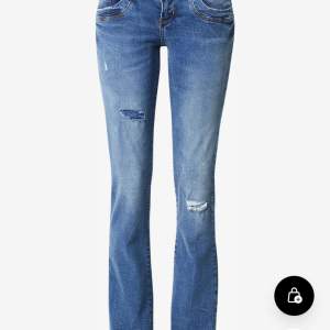 Ltb jeans i storlek 27/32 som mostsvarar xs/34 köpt för några månader sen och använt få tals gånger. Har dock klippt jeansen där nere och äcen tagit bort tyget i hålet i göra benet .säljer för de inte kommer till användning❤️ny pris 800