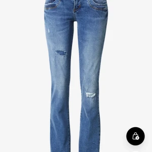 Lågmidjade jeans ltb - Ltb jeans i storlek 27/32 som mostsvarar xs/34 köpt för några månader sen och använt få tals gånger. Har dock klippt jeansen där nere och äcen tagit bort tyget i hålet i göra benet .säljer för de inte kommer till användning❤️ny pris 800