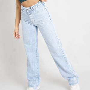 Skitsnygga jeans från Daysie som är helt oanvända. Det är storlek 42. Jag är 172cm lång och längden var bra för mig men tyvärr var jeansen för små i midjan. Jag har vanligtvis 42-44 i byxor och jeans beroende på märke och material.