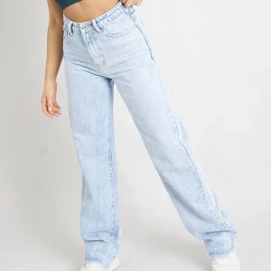 Jeans från Daysie - Skitsnygga jeans från Daysie som är helt oanvända. Det är storlek 42. Jag är 172cm lång och längden var bra för mig men tyvärr var jeansen för små i midjan. Jag har vanligtvis 42-44 i byxor och jeans beroende på märke och material.