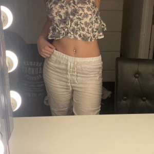 Linnebyxor - Linnebyxor från HM, använda fåtal gånger och inga defekter. Strl S, säljer för 200kr + frakt 