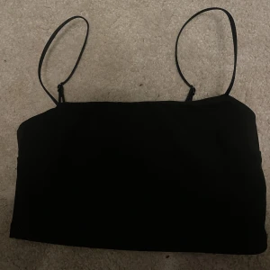 Linne  - Svart linne från chiquelle. Väldigt kort och tajt i storlek. 