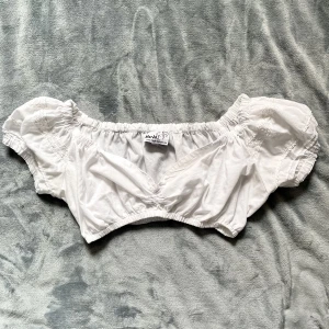 vit blus  - croppad blus med puffärmar, köpt second hand i berlin personligen så gillar jag mest att styla den med en annan topp eller klänning över både bralette och kjol kan även hittas på min profil!! <3 ((tyvärr är toppen lite nopprig))