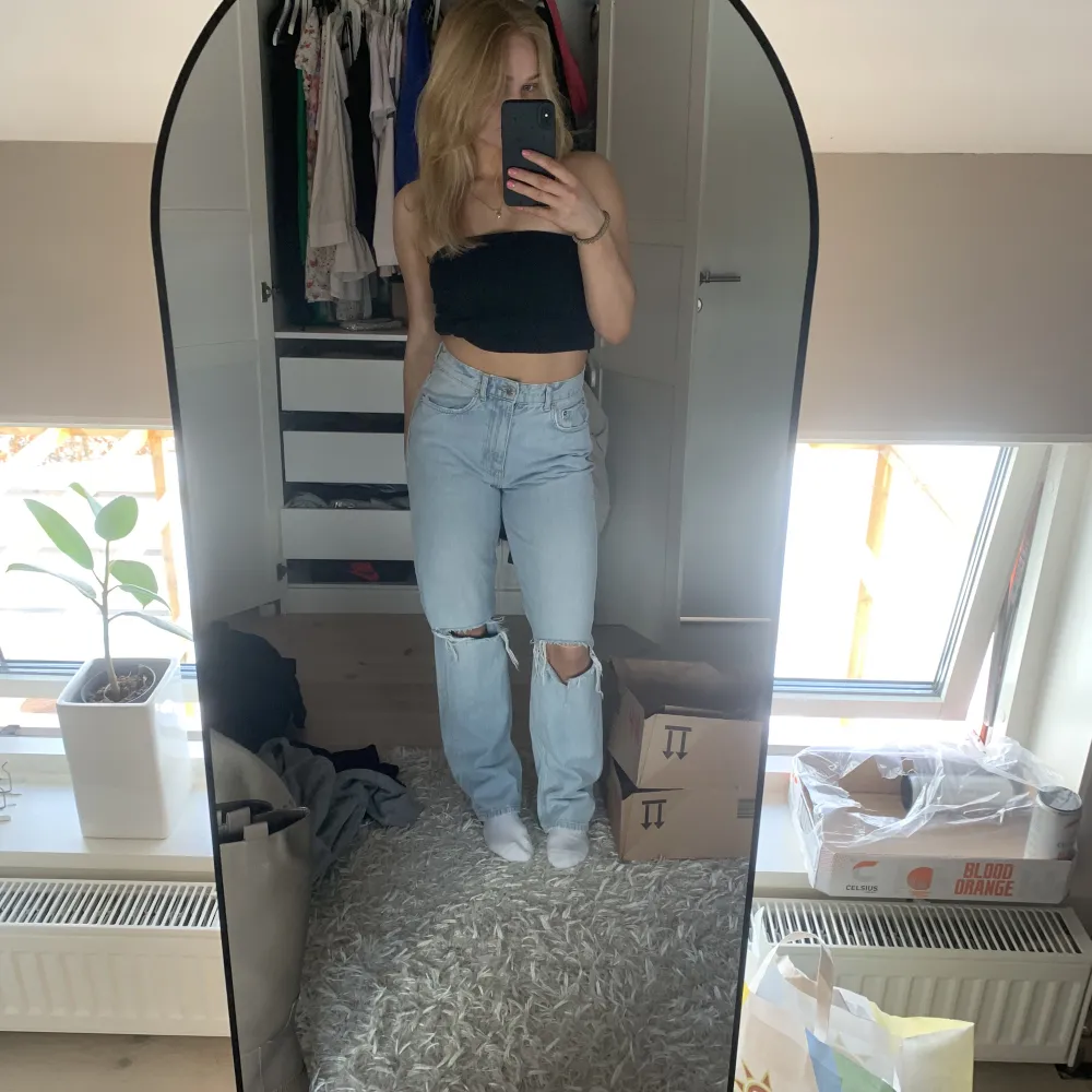 Säljer dessa ljusblåa jeans med slitningar som är i jättefint skick och har en så bra passform!!💓 . Jeans & Byxor.