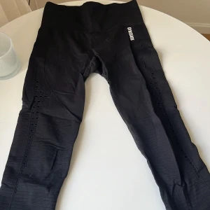 Gymshark tights - Gymshark tights  Storlek S-M, svarta   Mycket använda- litet hål vid insida lår, som enkelt går och laga. Därav priset  Köparen står för frakten  