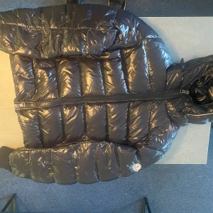 Moncler Abuert Guibbotto Aubert jacket - Köpt för 7000kr på merch Sweden, koden ser annorlunda ut för det är en äldre jacka. Jag är 190 cm sitter helt okej på mig, lite kort.
