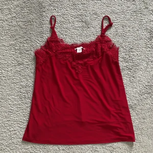 röd spetts linne  - as snyggg linne med spetts som jag älskade men inte nu för att det e typ inte min stil längre 😻