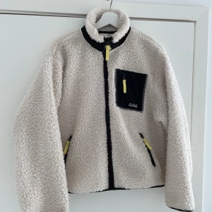 JACKA  - Pilé jacka/tröja från H&M. Använd men i bra skick! Mysig att ha hemma eller som jacka men något under.
