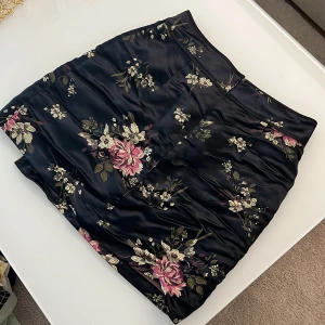 Kjol - Kjol från Gina .använd ett par gånger. Väldigt fint tyg dragkedja baktill. 